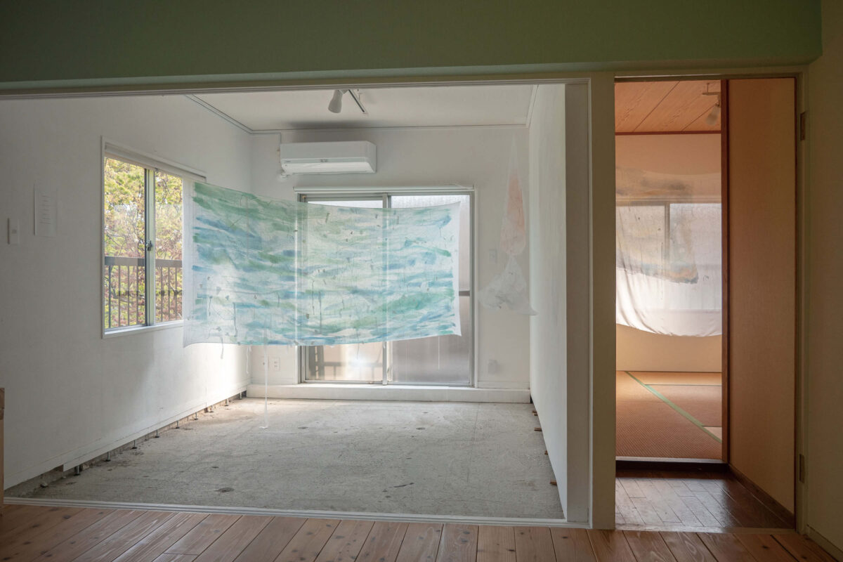 大石彩加「やわらかな波間を泳いだら」（2023）展示風景 / タメンタイギャラリー鶴見町ラボ